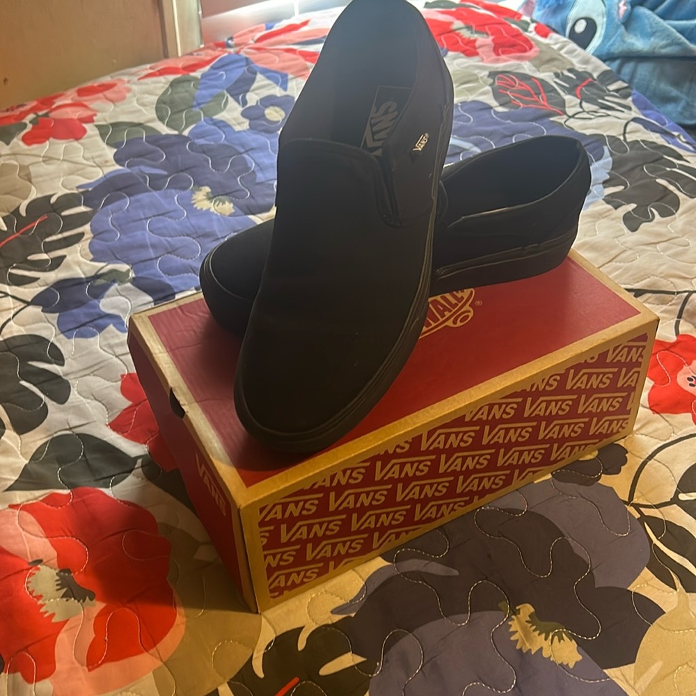 I’m selling some vans that’s never been worn!